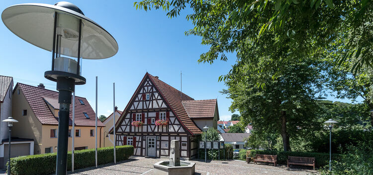 Zu den städtebaulichen Stärken Holzmadens zählen die Gemeinderäte ortsbildprägende Gebäude wie das Rathaus. Foto: Carsten Riedl