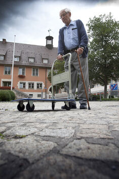 Ältere Menschen tun sich schwer, in der Oberlenninger Ortsmitte stolperfrei voranzukommen. Die Gemeinde möchte deshalb reagieren