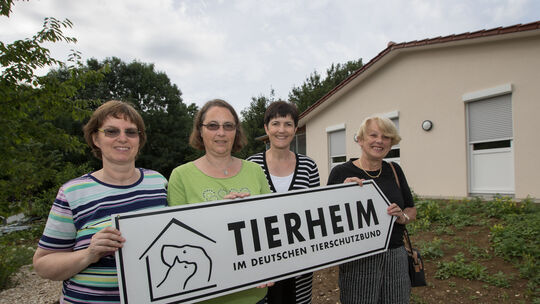 Sabine Lauffer, Gabriele Holder, Andrea Roller und Kristl Denzin (von links) vor dem Neubau in den Siechenwiesen.