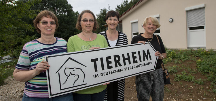 Sabine Lauffer, Gabriele Holder, Andrea Roller  und Kristl Denzin (von links) vor dem Neubau in den Siechenwiesen.