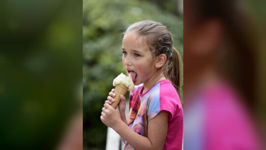 Eis, Sommer, Eisbecher, Eisdiele, Kind, eisessen, Eistüte