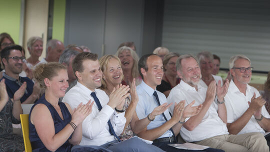 Zu den Gratulanten gehörten die neue Konrektorin Susanne Barth, Realschulleiter Robin Fehmer, Schulrätin Verena Dutschk, Bürgerm Zu den Gratulanten gehörten die neue Konrektorin Susanne Barth, Realschulleiter Robin Fehmer, Schulrätin Verena Dutschk, Bürgerm