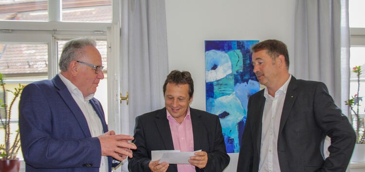 HfWU-Rektor Professor Dr. Andreas Frey erhält vom Lions-Club eine Spende für ein Deutschlandstipentium.Foto: pr