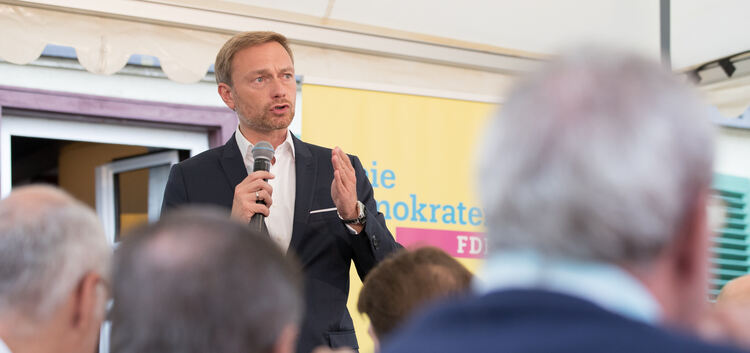 Christian Lindner in Kirchheim: Als Redner und zugleich als sein eigener Moderator mischt er sich munter unter sein Wahlvolk.Fot