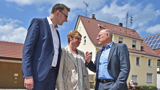Minister Winfried Hermann (rechts) im Gespräch mit Bürgermeisterin Verena Grötzinger und Fraktionskollege Andreas Schwarz.