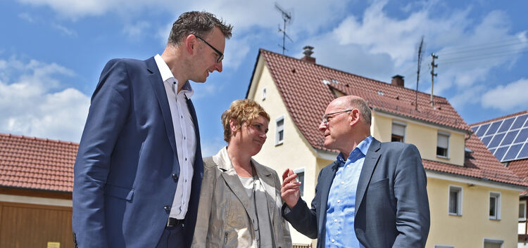 Minister Winfried Hermann (rechts) im Gespräch mit Bürgermeisterin Verena Grötzinger und Fraktionskollege Andreas Schwarz.