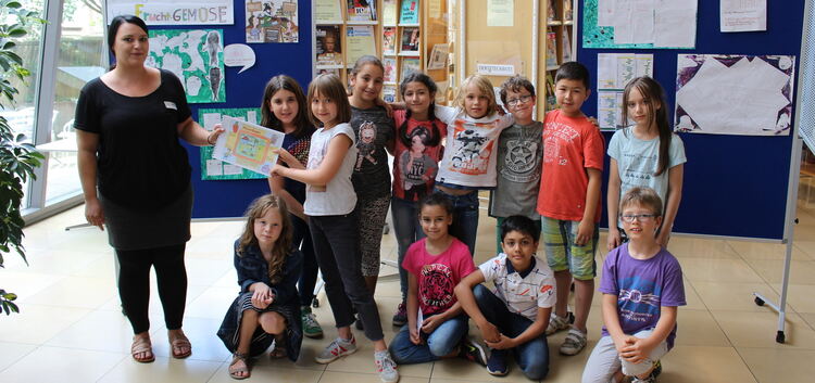 Mitglieder der Kunst-AG an der Alleenschule übergeben ein Exemplar ihres preisgekrönten Comics an die Kinder- und Jugendbiblioth