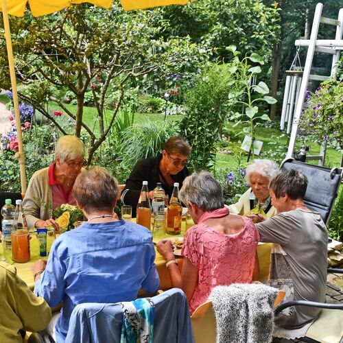 Eine schöne Tradition: Die „Tanzen-im-Sitzen-Gruppe“ des Dettinger Forums Altern trifft sich bei den Bauers in Holzmaden. Auch s