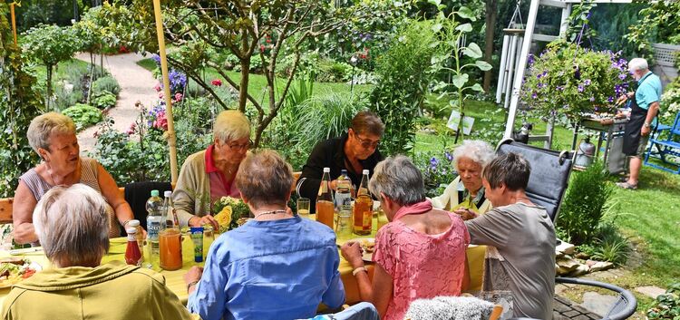 Eine schöne Tradition: Die „Tanzen-im-Sitzen-Gruppe“ des Dettinger Forums Altern trifft sich bei den Bauers in Holzmaden. Auch s