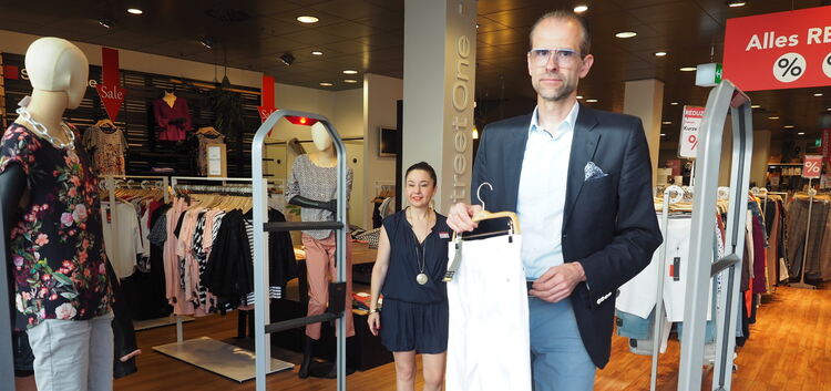 „Ladendiebstahl ist kein Kavaliersdelikt“, sagt Ralf Gerber. Im Geschäft „Eck - Mode am Markt“ haben es Diebe mit einer elektron
