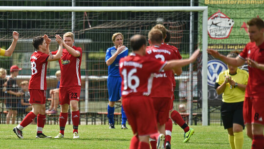 Abklatschen: Die SFD sicherten sich per 3:1-Sieg über den VfL den dritten Platz beim eigenen Turnier.