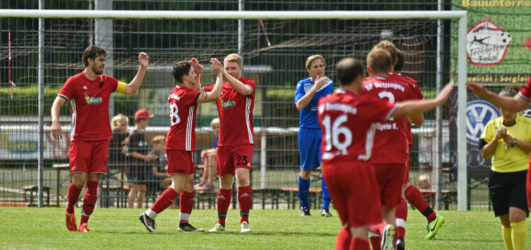 Abklatschen: Die SFD sicherten sich per 3:1-Sieg über den VfL den dritten Platz beim eigenen Turnier.