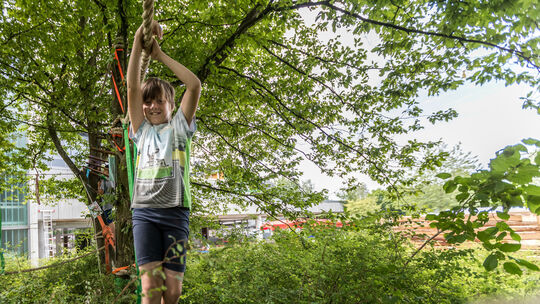 Es wird genagelt, gehämmert, gesägt und geschliffen: Beim Schlossgymnasium können die Kinder morgens in der Holzwerkstatt ihren