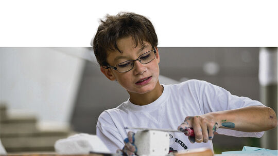 Ein anderes Angebot des Kinderferienprogramms: Werkeln in der Steinwerkstatt.