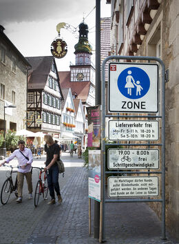 Tagsüber müssen Radler im Kernbereich der Kirchheimer Fußgängerzone absteigen. Foto: Jean-Luc Jacques