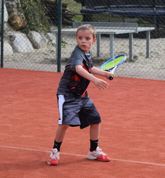 Klein, aber oho: Der erst neunjährige Tom Köpf vom TC Kirchheim will auf dem Tennisplatz ein Großer werden.Foto: privat