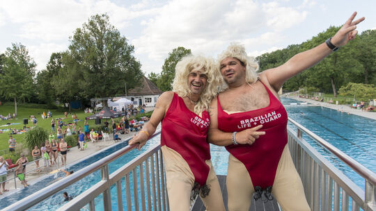 Kirchheimer Badewannenrennen 2017 - Zum Abschluss: Freiwilliger Sprung vom Drei-Meter-Brett, Team Baywatch (links Steffen Meckes