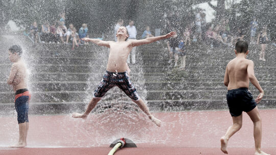 Ferienwaldheim am Ludwig-Uhland-Gymnasium, dort ist heute die Feuerwehr zugange und macht spaßige Sachen.Wasser Schüler Sonne Sp