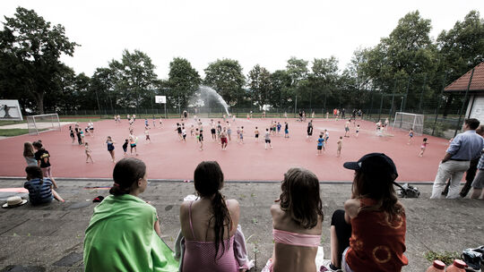 Ferienwaldheim am Ludwig-Uhland-Gymnasium, dort ist heute die Feuerwehr zugange und macht spaßige Sachen.Wasser Schüler Sonne Sp