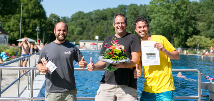 Im Freibad von allen gekannt: Steffen Behrendt (Mitte) freut sich mit Schwimmmeister Moritz Heitel (rechts) und Chef der Eventga