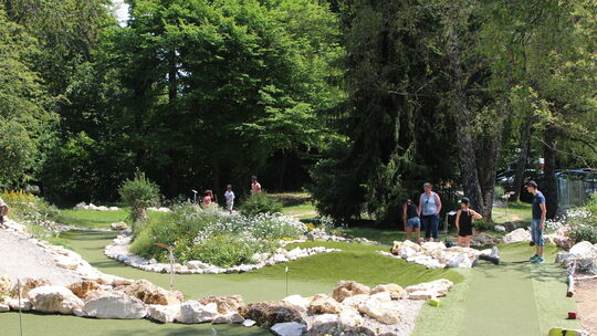 Ein alter Baumbestand und sanft modellierte Kunstrasenbahnen sind die Besonderheiten der Adventure-Golf-Anlage, auf der die ganz