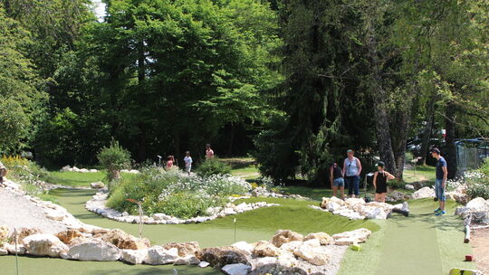 Ein alter Baumbestand und sanft modellierte Kunstrasenbahnen sind die Besonderheiten der Adventure-Golf-Anlage, auf der die ganz Ein alter Baumbestand und sanft modellierte Kunstrasenbahnen sind die Besonderheiten der Adventure-Golf-Anlage, auf der die ganz