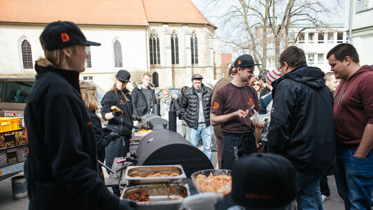 Auch die Dettinger sind von Dän Kleins Grillkunst beeindruckt. Fotos: pr