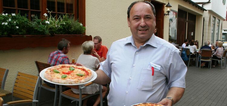 Enzo Miscioscia vom Restaurant „Zur Glocke“ empfiehlt Peperoni-Fans die Pizza Diavolo. Foto: Heike Siegemund