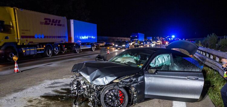 Der Mercedes AMG wurde bei einem Unfall auf der A 8 in die Leitplanken geschleudert.Foto: 7aktuell/Simon Adomat