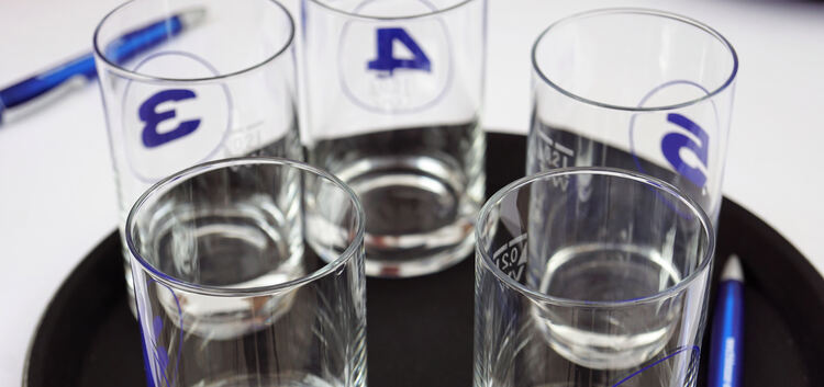 Die Wassersorten wurden in nummerierte Gläser gefüllt - und dann anonym in einem Fragebogen nach verschiedenen Kriterien bewerte