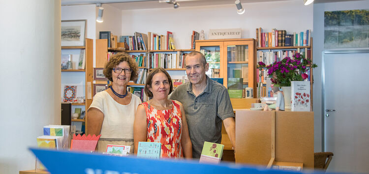 Roland Schöllkopf hat seine Buchhandlung an die langjährige Mitarbeiterin Katrin Hörcher (Mitte) übergeben. Die neue Chefin wird