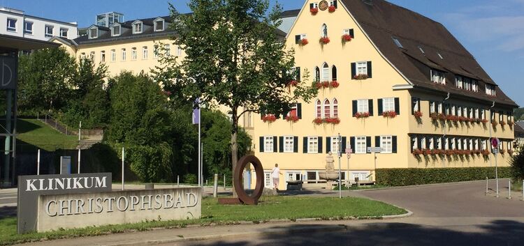Das „Klinikum Christophsbad“ heute. Vor dem historischen Gebäude steht ein Brunnen, aus dem Sauerwasser fließt.Foto: Irene Strif