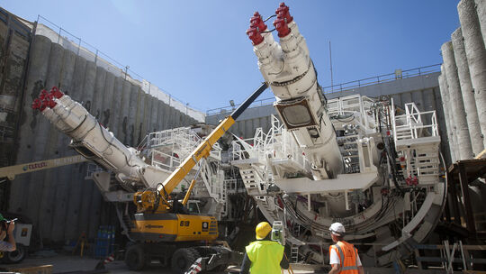 Die Bohrmaschine wächst Stück für Stück im Tunneltrog. Gestern war das Schneidrad mit der Margerite an der Reihe.Fotos: Jean-Luc