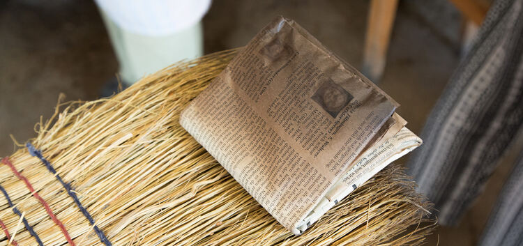 Hier sieht man das „Prüfungsstück“: Eine gefaltete Zeitungsseite wird für zwei Minuten in den Ofen gelegt. Wie man sieht, hat de