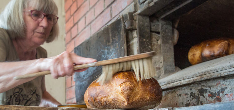 Damit das Brot einen appetitlichen Glanz bekommt, wird es mit Wasser eingerieben und dann noch einmal kurz in den Ofen geschoben