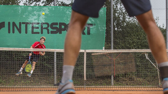 Spektakuläre Ballwechsel waren in den Jesinger Lehenäckern an der Tagesordnung. Den Sieg des hochrangigsten Tennisturniers der R