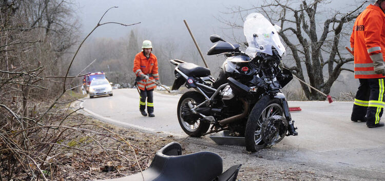 Motorradfahrer schwer verletzt. Ein 53-jähriger Motorradfahrer ist am Donnerstagabend mit seiner Moto-Guzzi Stelvio 1¿200 auf de