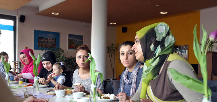 Elternberatung zwischen Frühstücksei und Brötchen: Hülya Kambir (rechts), die selbst dreifache Mutter ist, hilft bei Problemen m