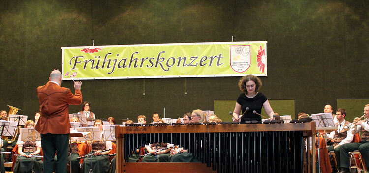 Die Gast-Solistin Marion Hafen bei ihrem grandiosen Marimbafon-Solo, begleitet vom Holzmadener Blasorchester.Foto: Hans-Jörg Hol