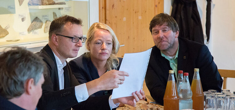 Andreas Schwarz, Thekla Walker und Dr. Markus Rösler (von links), Landtagsabgeordnete der Grünen, in der Vesperstube der Ziegelh