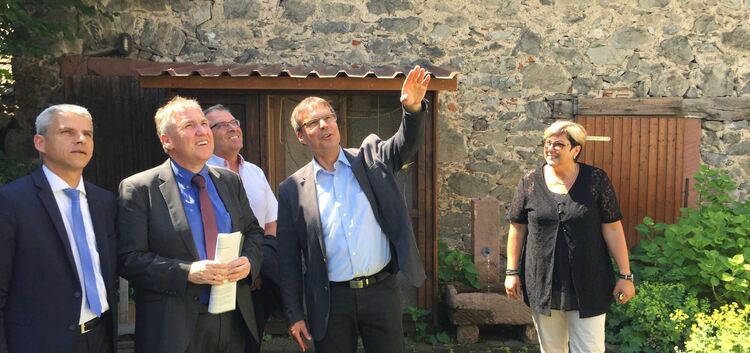 Thaddäus Kunzmann (zweiter von links) besucht als Demografiebeauftragter zukunftsorientierte Einrichtungen - wie hier eine Pfleg