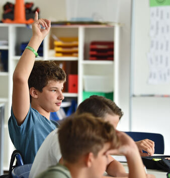 Hier wird kräftig gerechnet: Sebastian (vorne) und Moritz sitzen auch in den Sommerferien im Klassenzimmer und lernen.Fotos: Mar