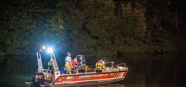 Bis spät in die Nacht suchten Boote im Neckar am Dienstag nach dem jungen Mann. Jetzt wurde er tot geborgen.Foto: SDMG/Friebe