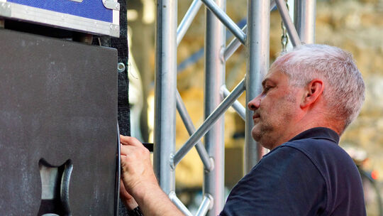 Bei der Verkabelung des Tons ist volle Konzentration gefragt. Foto: Thomas Krytzner