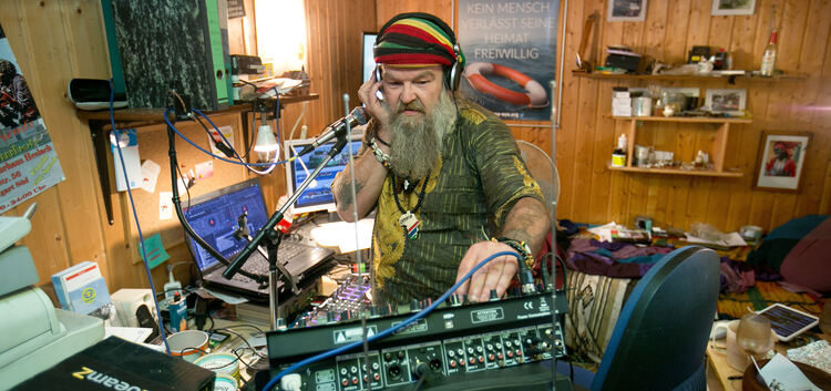 Die Arbeit als Moderator und DJ ist für Reggae Daddy zum Lebensinhalt geworden. Foto: Bulgrin