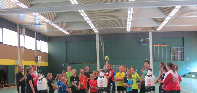 Training unter Anleitung eines Profis: Dako Leukefeld fand beim Handball-Camp in der Teckhalle begeisterte Zuhörer.Foto:Schmid-R