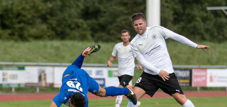 Nicht zimperlich: TSV-Verteidiger Florian Göser lässt Kirchheims Burak Celik über die Klinge springen.Foto: Carsten Riedl