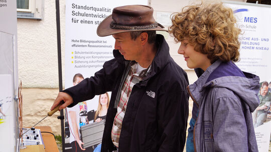 Eine ruhige Hand war am Stand der Max-Eyth-Schule aus Kirchheim gefordert. Am heißen Draht konnten Vater und Sohn Nervenstärke z