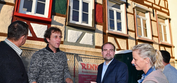 Mit der Farbpalette vor Ort: Architekt Andreas Kommritz (2. v. l.), Bürgermeister Martin Funk (3. v. l.), und die Gemeinderäte b