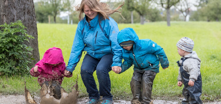 Matschen und in Pfützen springen - Kinder lieben das. Ob es regnet oder schneit: In Wald- und Naturkindergärten spielen die Sprö